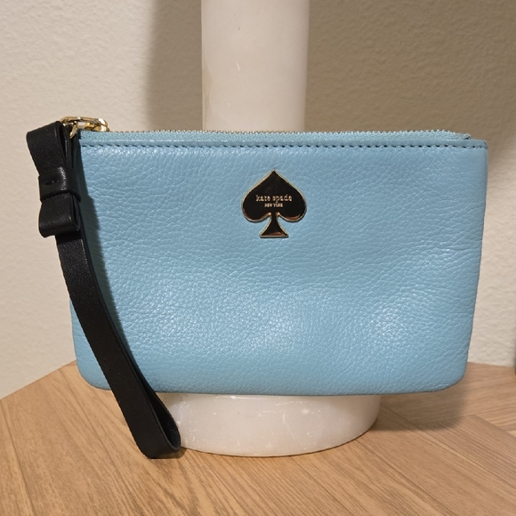 kate spade Handbags - Kate Spade Wristlet With Bow